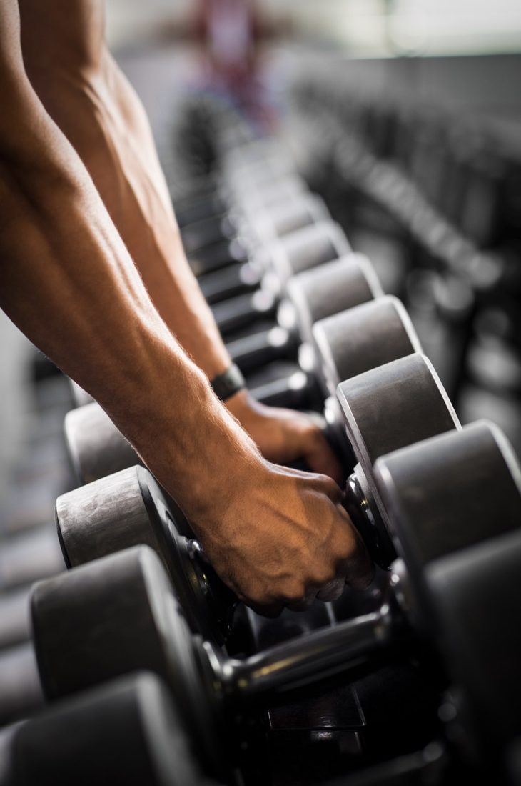 5 benefícios da musculação que vão além de ganhar músculos