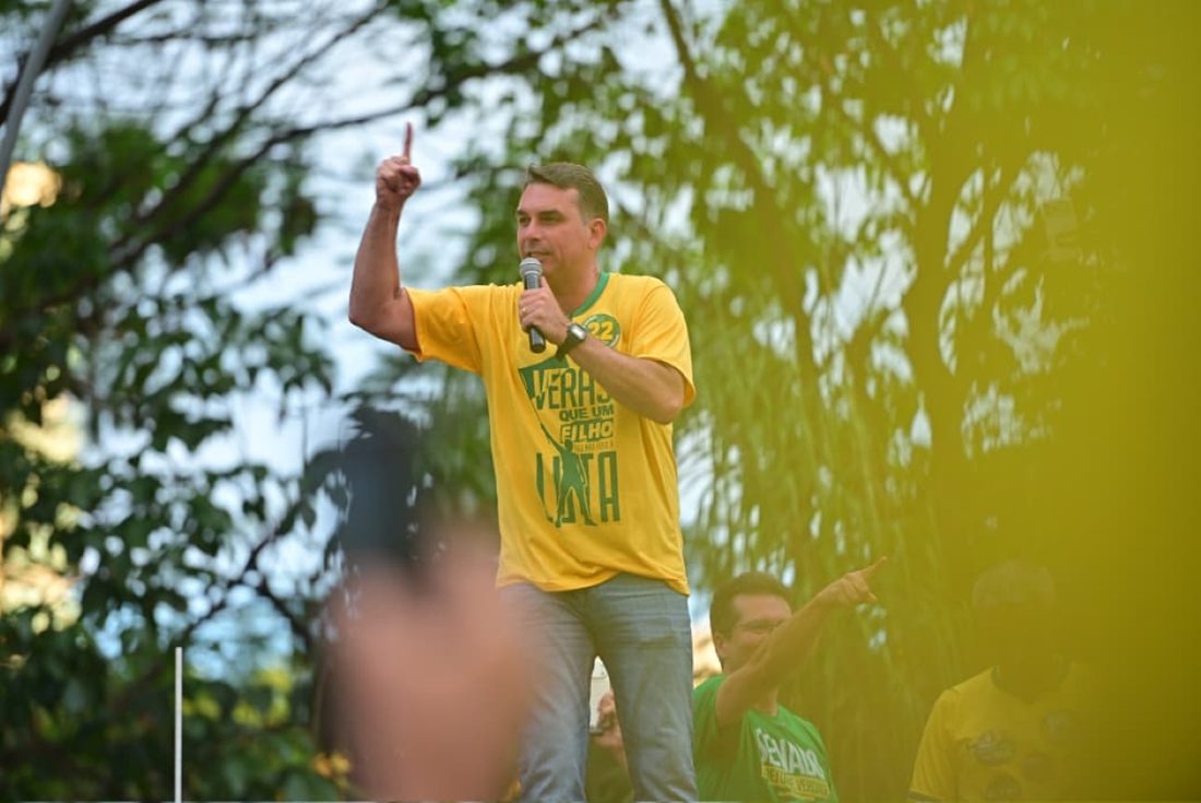 Flávio Bolsonaro garante presença no debate da Globo mesmo que Lula falte