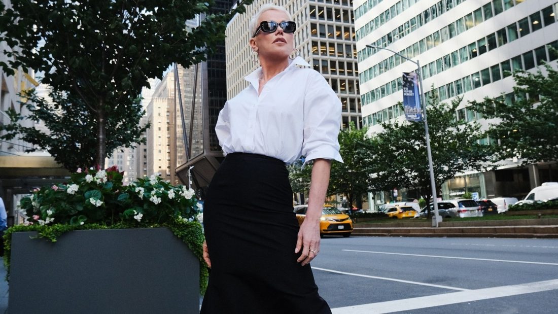 Xuxa revive saia de Carolina Herrera comprada nos anos 90 em desfile da NY Fashion Week