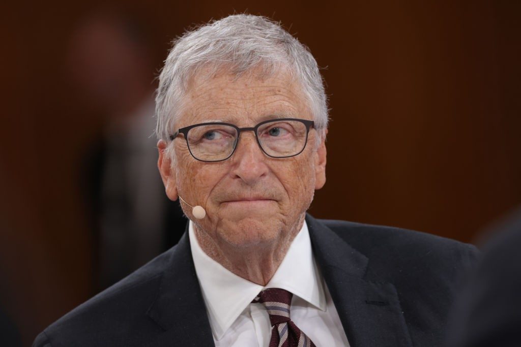 Bill Gates defende regras globais para IA e alerta que acordo internacional será mais complexo que tratados nucleares