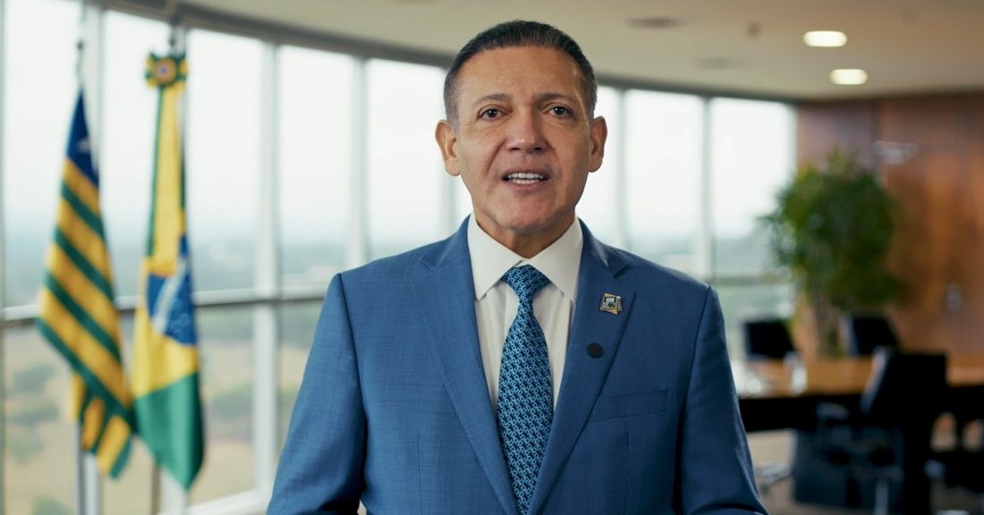 Magistrado do TSE interrompe julgamentos e levanta suspeita de favorecimento a Flávio Bolsonaro