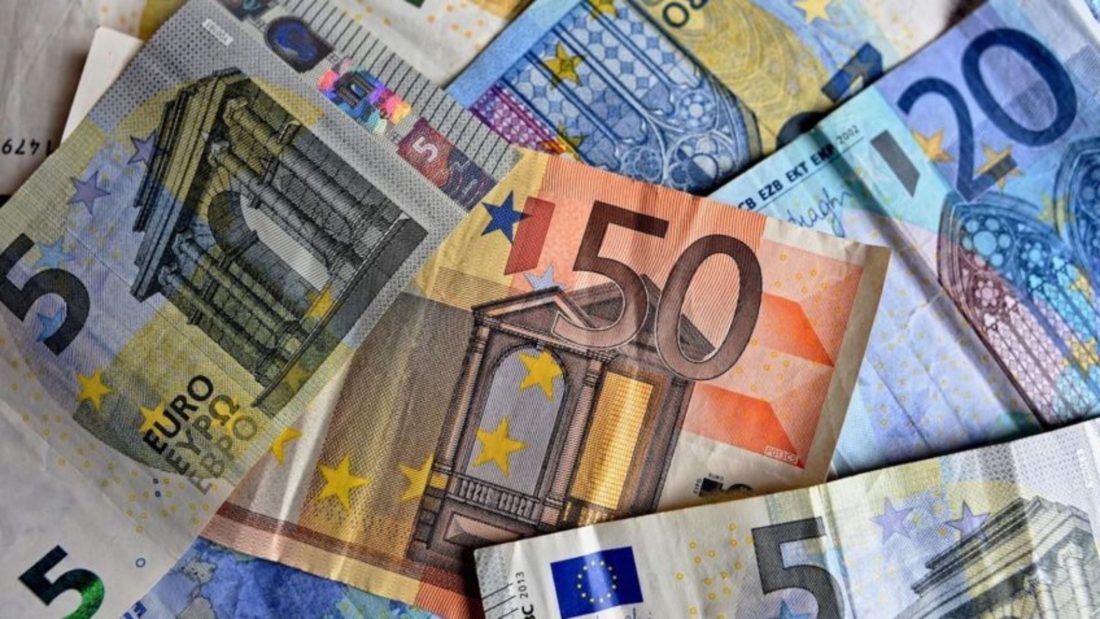 Euro registra menor cotação em 17 meses frente ao dólar
