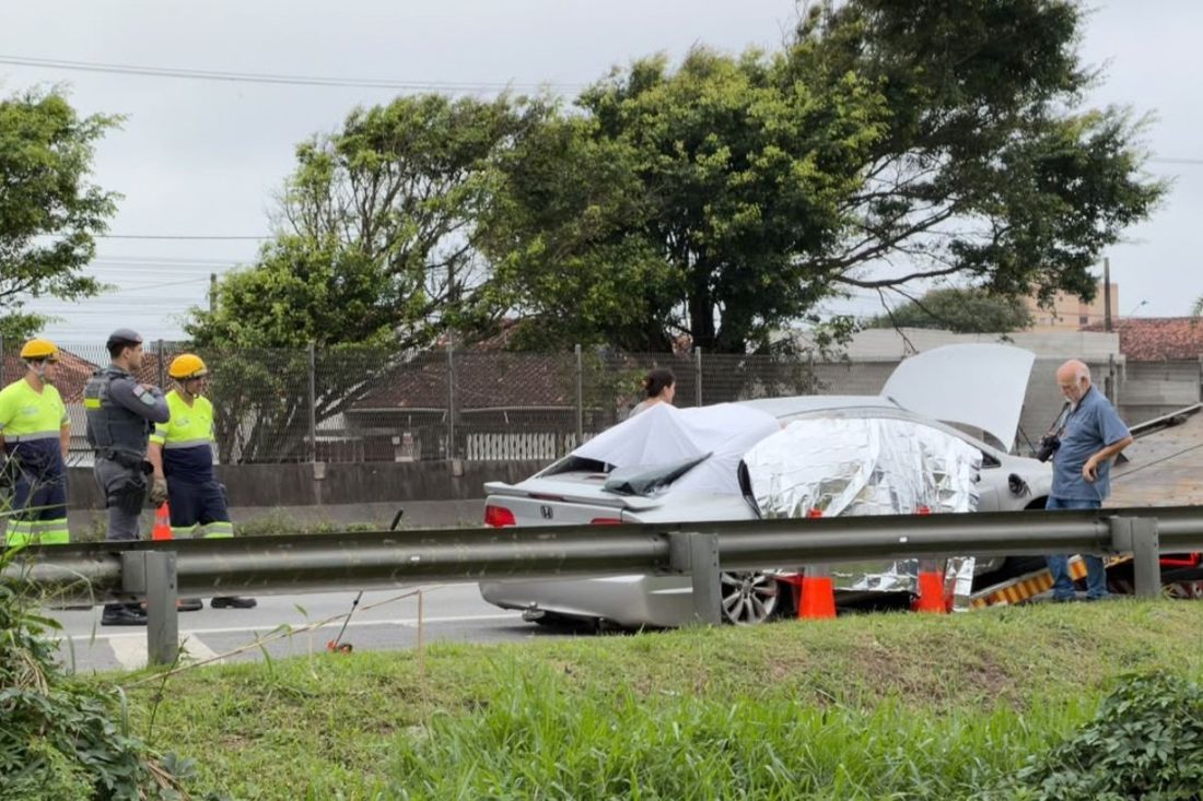 Menina de 2 anos morre e seis ficam feridos após pneu estourar e carro capotar em rodovia de Mongaguá