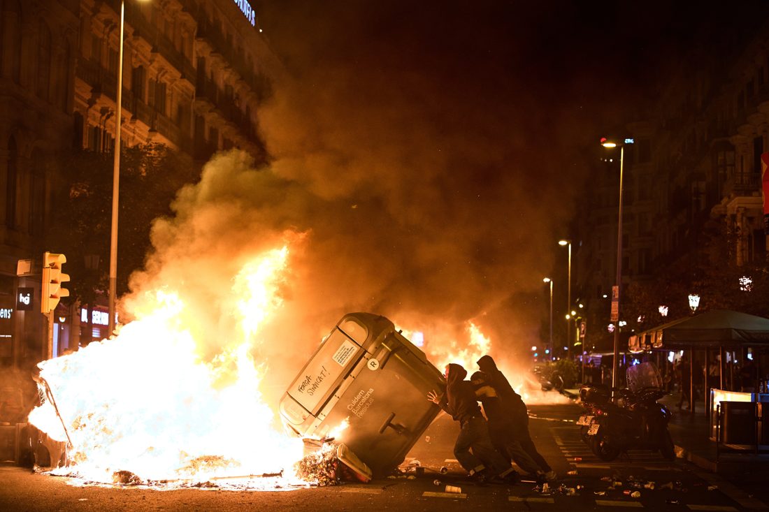 Espanha aprova 21 medidas urgentes para conter crise habitacional após protestos violentos em Barcelona
