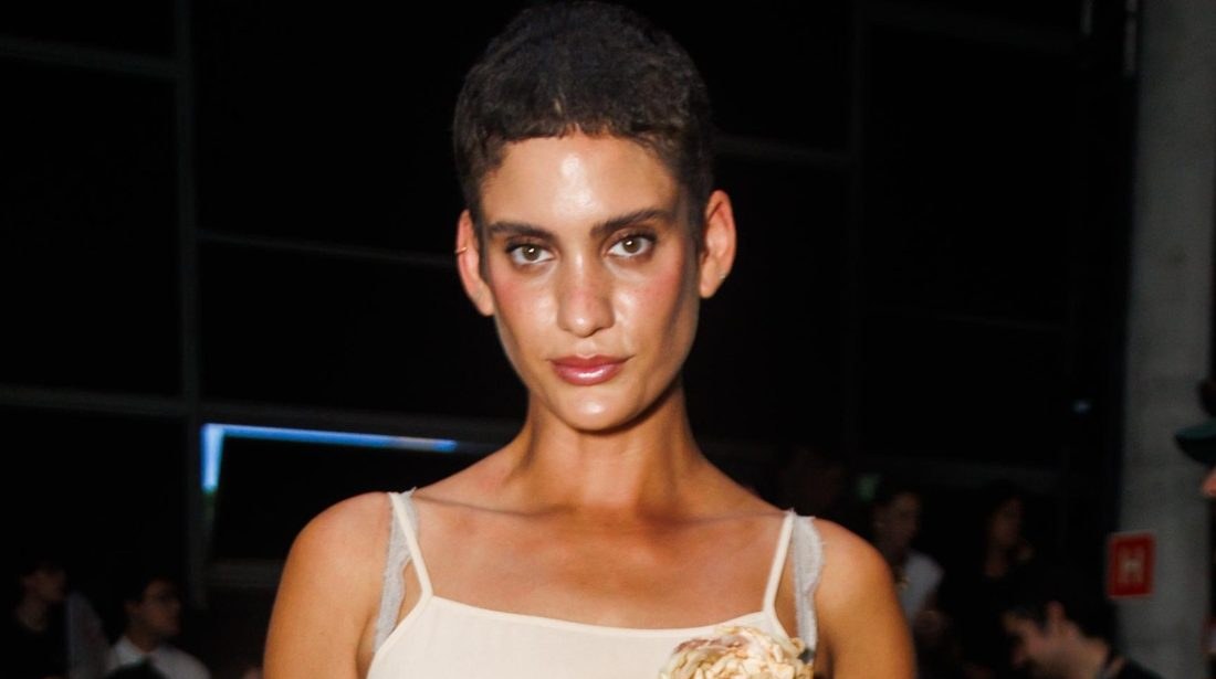 Laura Fernandez explica look para o SPFW e revela que não gostou do vestido, mas aprovou o forro