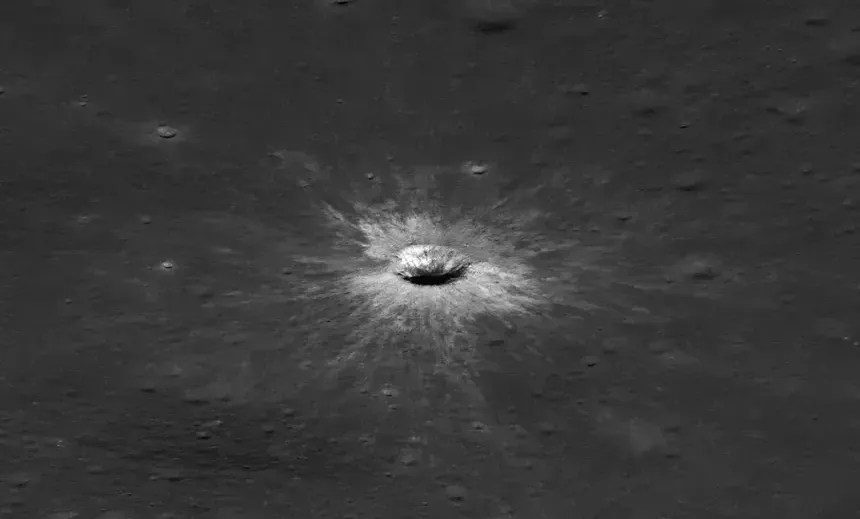 Cratera de 222 metros surge na Lua após impacto de rocha espacial e é batizada de McGetchin