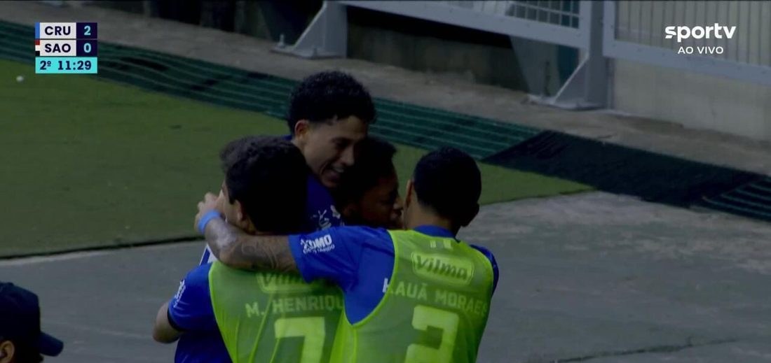 Zé Lucas marca de cabeça aos 11 minutos do segundo tempo pelo Cruzeiro contra o São Paulo