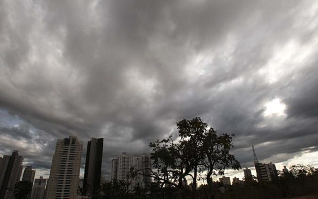 Frente fria traz risco de tempestades e ventos acima de 60 km/h em 104 cidades de Goiás