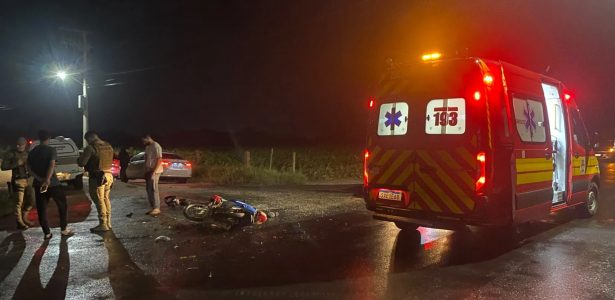 Mulher de 45 anos sofre fratura exposta após choque entre moto e caminhão em Içara
