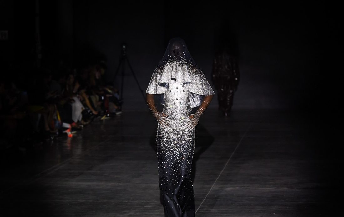 Artemisi une moda, sofisticação e peças únicas para refletir sobre o sagrado no SPFW N61