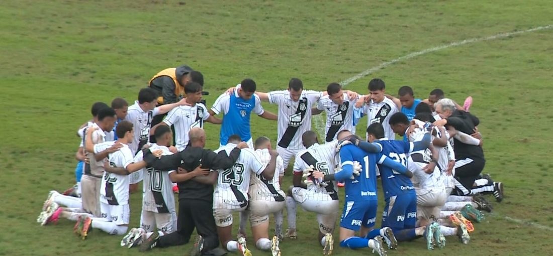 Ponte Preta rompe jejum histórico de 22 jogos sem vitória e jogadores ajoelham-se no Majestoso