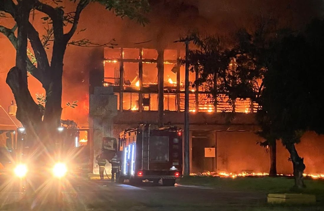 Incêndio de grandes proporções atinge prédio da Diretoria de Inovação e Empreendedorismo da UFPE
