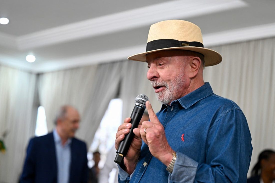 Lula promete criar Pé-de-Meia universitário com bolsa de R$ 700 mensais