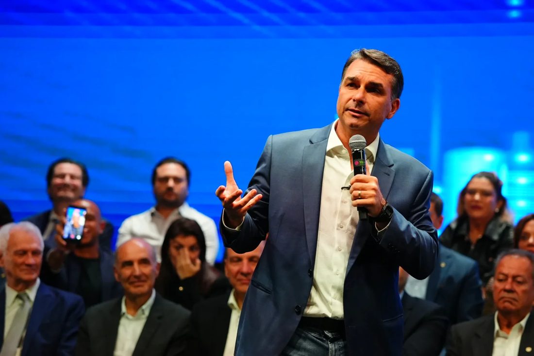 Flávio Bolsonaro apresenta proposta de elevação da idade de aposentadoria e revisão do Bolsa Família a empresários em São Paulo
