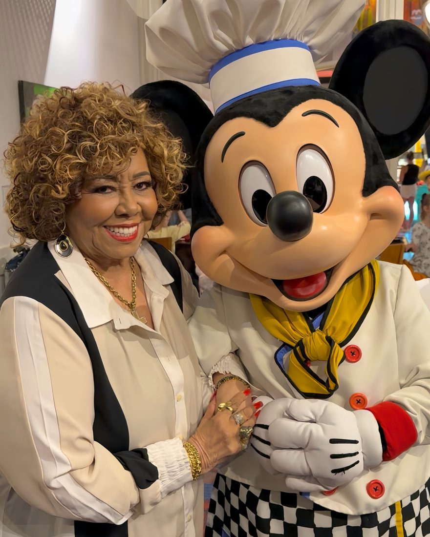 Alcione relembra infância ao visitar Disney e abraçar Mickey, o ratinho mais famoso do mundo