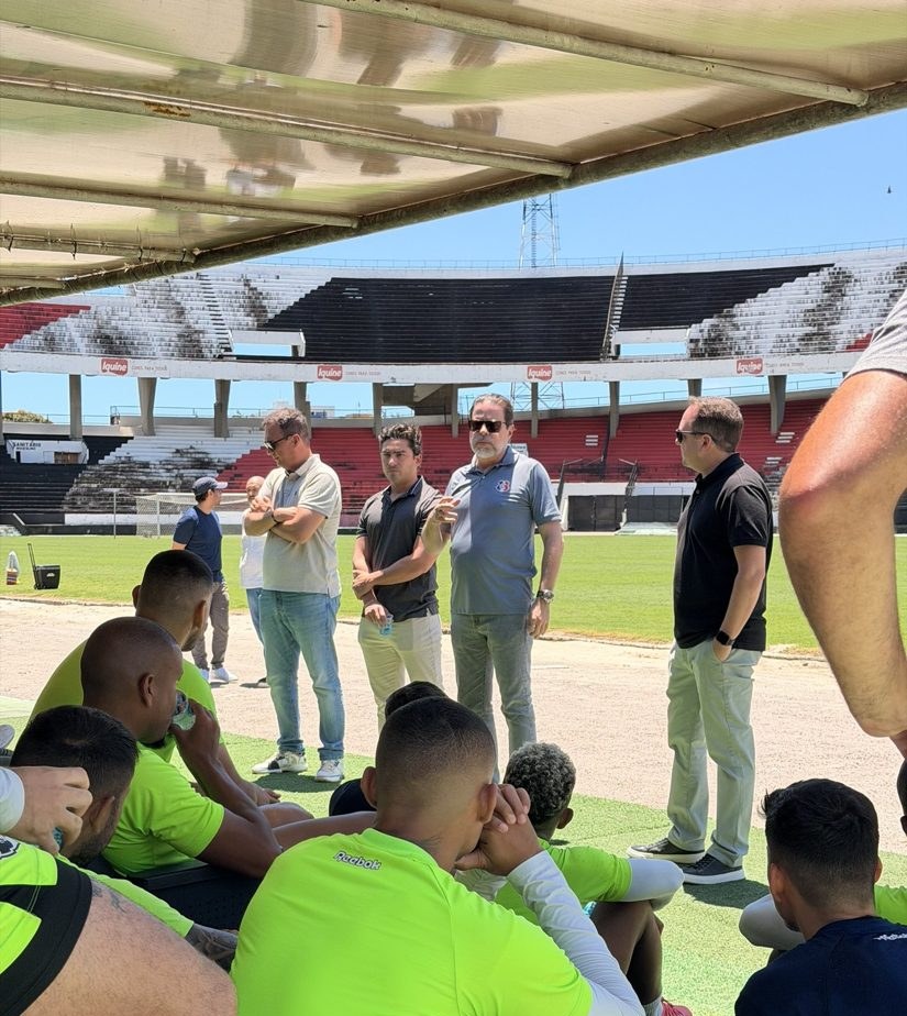 Elenco do Santa Cruz conversa com futuro CEO da SAF antes de enfrentar o Floresta