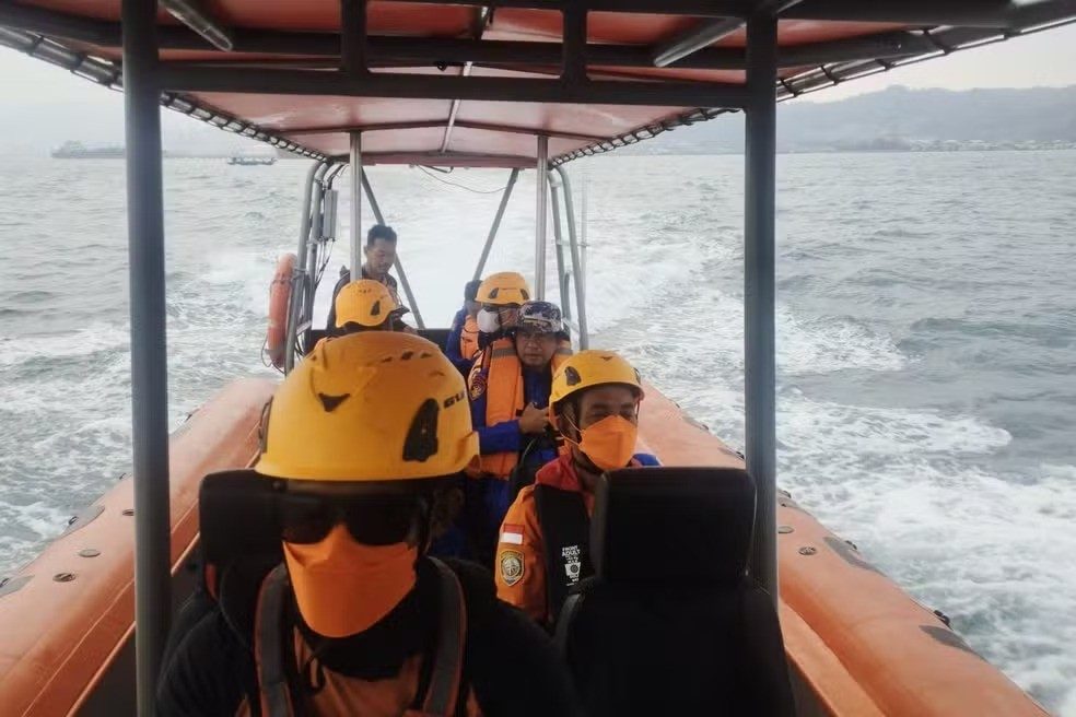 Balsa indonésia desaparece no Mar de Java; ao menos uma pessoa morreu e 140 desaparecidas
