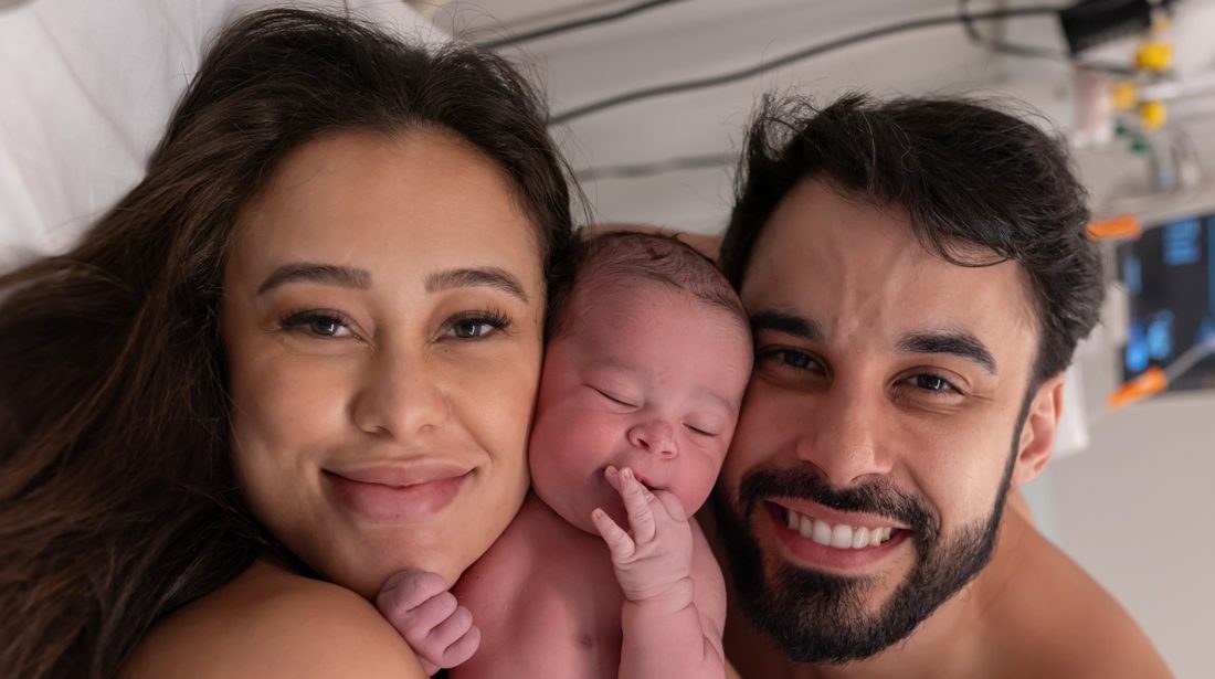 Romário, da dupla com Clayton, se torna pai de Maria Antonella com Carolina Alves