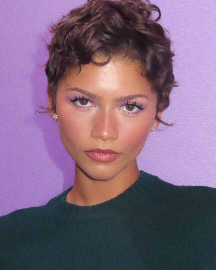 Zendaya exibe alfaiataria oversized e trench coat bege em passeio de compras na Europa