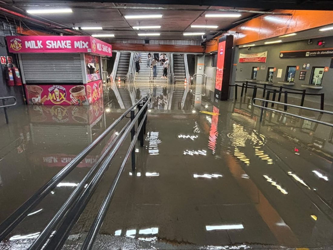 São Paulo entra em estado de atenção por alagamentos enquanto ruas centrais ficam inundadas e veículos ficam ilhados