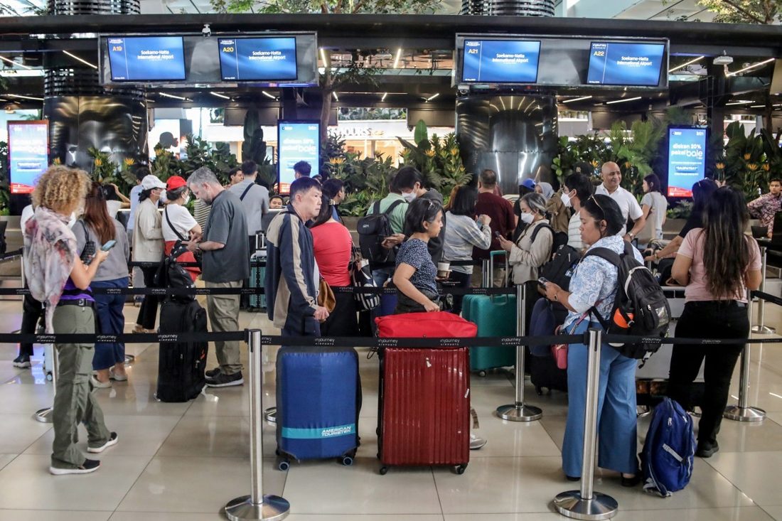 Tráfego aéreo na Indonésia retoma após erupção do Anak Krakatau que deixou mais de 340 mil passageiros retidos
