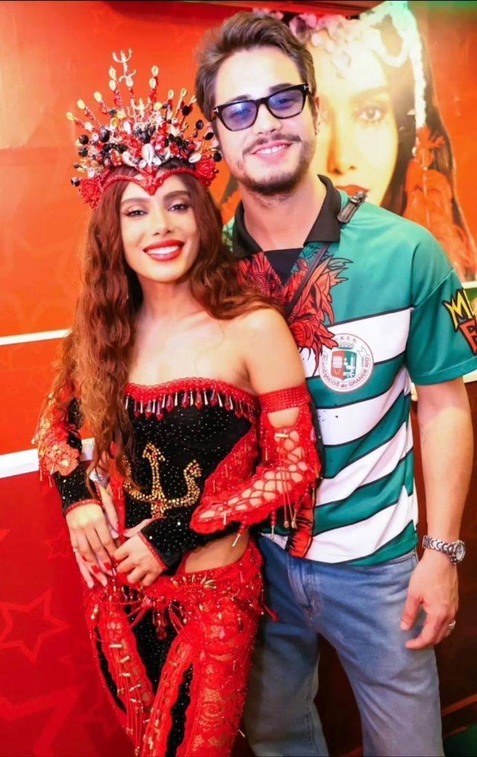 Anitta e Danilo Mesquita posam juntos pela primeira vez durante coroação da cantora na Grande Rio