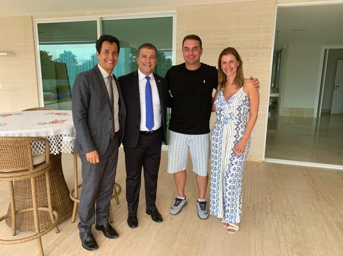 Mansão de Flávio Bolsonaro no Lago Sul tem financiamento abaixo da taxa padrão do BRB e registro entregue pessoalmente por tabelião de Brazlândia