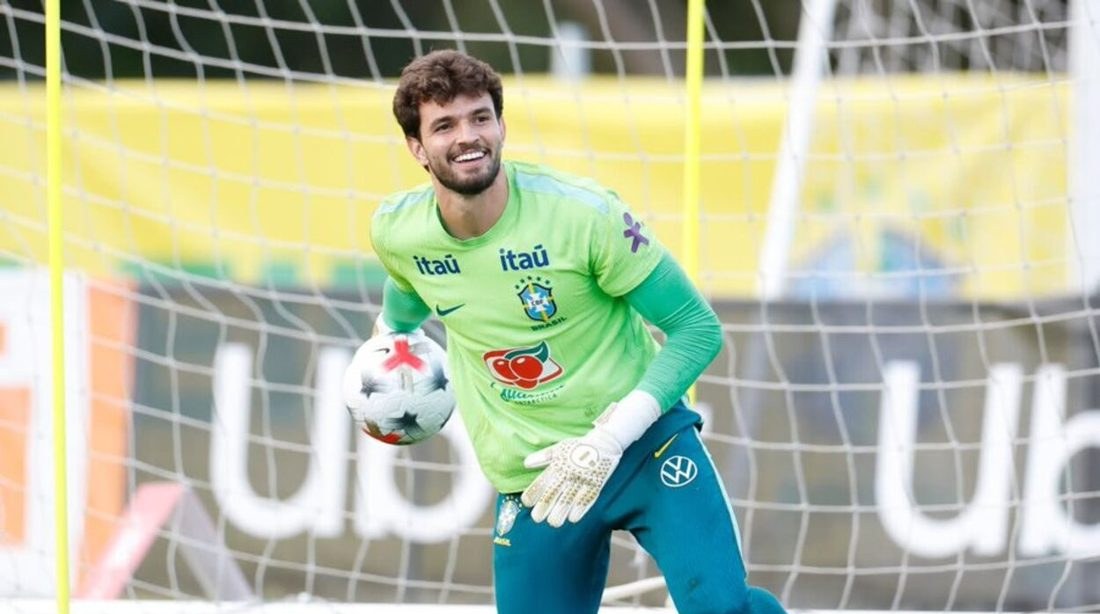 Otávio, do Cruzeiro, estreia como titular da Seleção e entra na lista de goleiros mais jovens do século