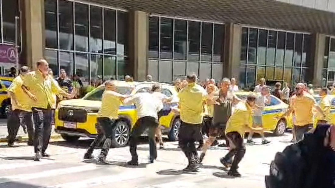 Taxistas de cooperativas e motoristas do Táxi.Rio entram em agressão física no Galeão durante mudança de ponto de táxi