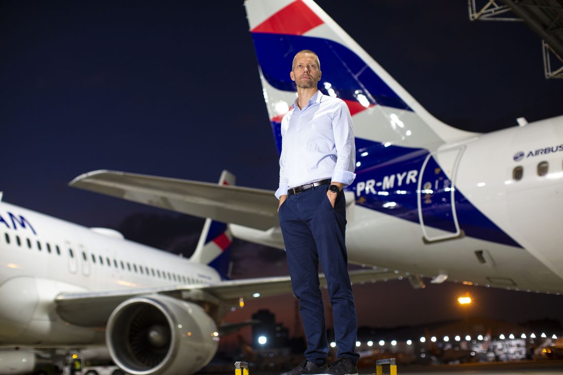 CEO da Latam alerta: tarifas aéreas podem subir com alta prolongada do querosene e nova Reforma Tributária