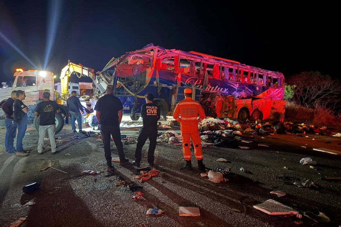 Acidente entre ônibus de turismo e carreta deixa seis mortos na BR-116, em Minas Gerais
