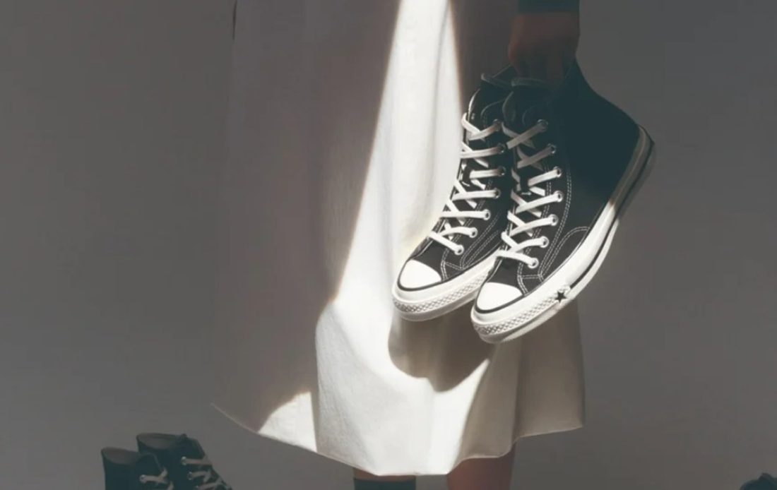 Converse se desculpa por propaganda que remete ao capuz da Ku Klux Klan e retira anúncio