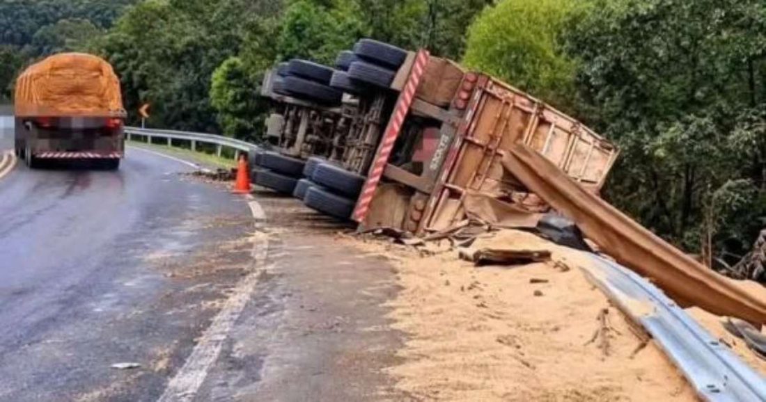 Motorista morre após carreta tombar nas margens da BR-153 em União da Vitória
