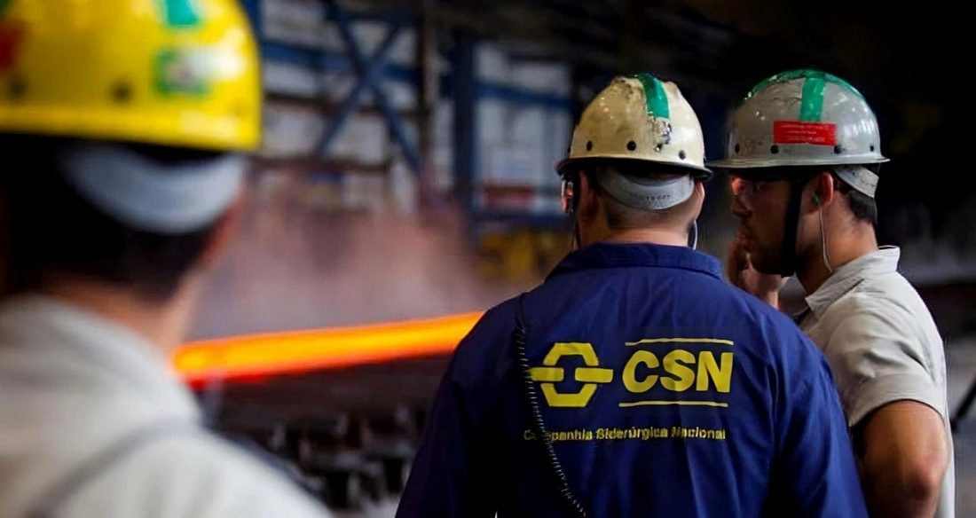CSN (CSNA3) recupera parte das perdas e volta ao topo do Ibovespa, mas bancos mantêm alerta sobre endividamento