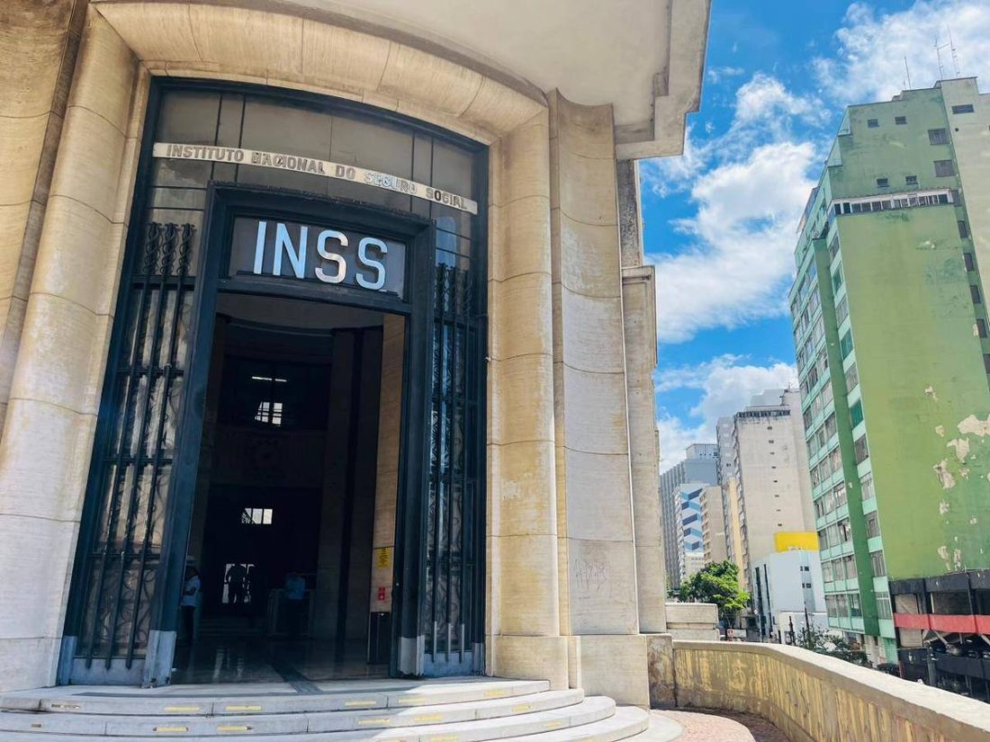 Consignado do INSS amplia margem, enquanto TCU impede cartão para aposentados