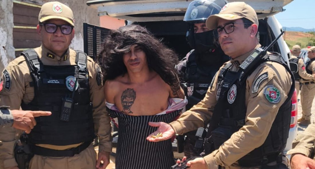 Homem que afirma ter matado 80 pessoas é preso vestindo peruca e vestido feminino e ligado ao furto de armas históricas usadas contra Lampião