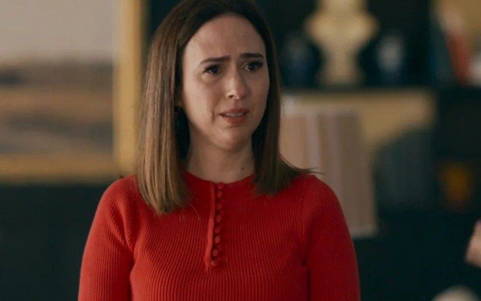 Quem ama cuida: Brigitte descobre que foi roubada por Pilar após morte do pai