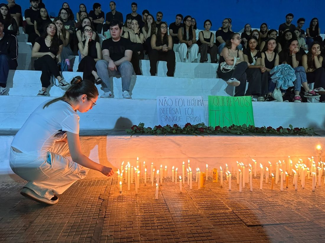 Estudantes de Medicina realizam vigília por Bruno Hashimura, morto a tiros após briga de trânsito em Taubaté
