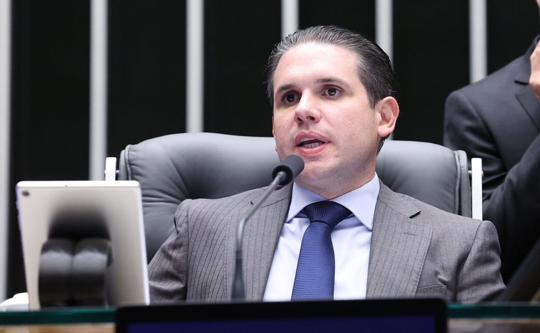 Comissão mista analisa relatório da MP que elimina a taxa das blusinhas; Motta convoca sessão para votação nesta quarta