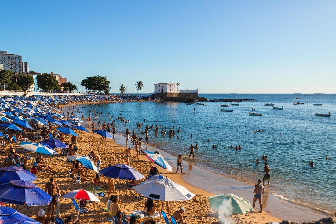 Praia do Porto da Barra fecha para simulado de acidente aéreo em Salvador