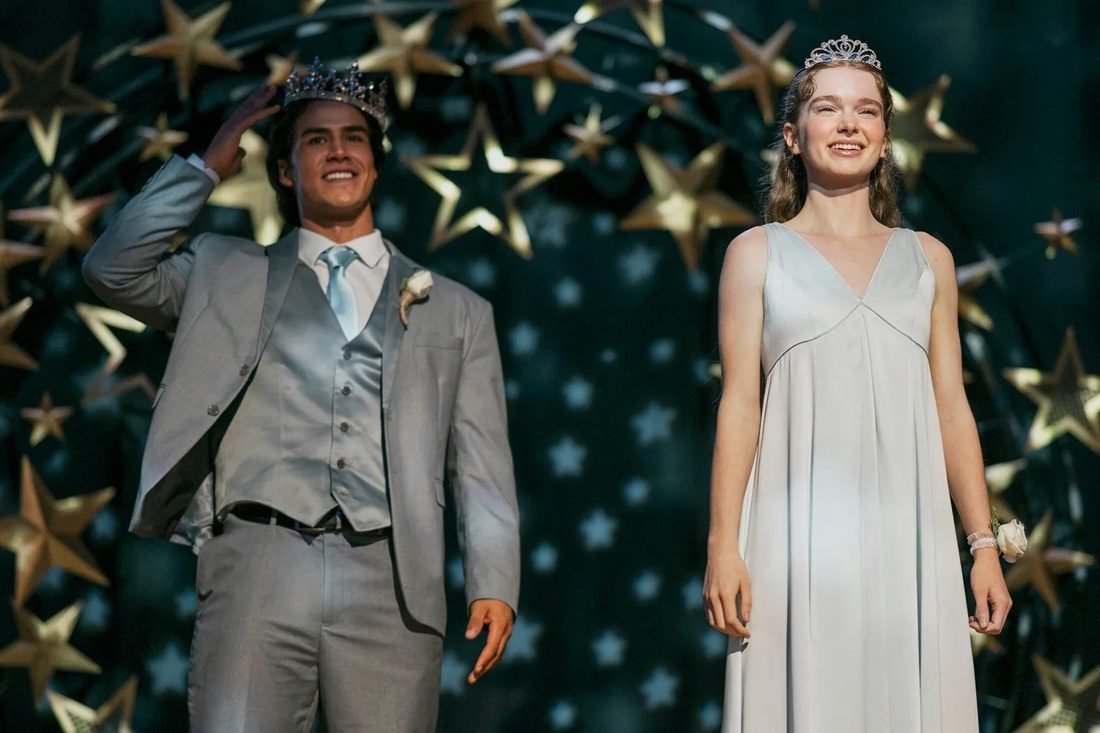Baile de formatura de "Carrie" vira caos sangrento nos bastidores, revela diretor Mike Flanagan