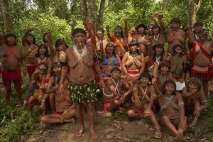 Mulheres Yanomami lançam manifesto contra Flávio Bolsonaro e alertam sobre crise sanitária e garimpo ilegal