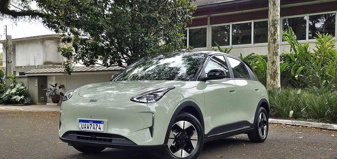 Geely EX2 corta preços em setembro e oferece condições especiais para PcD, concorrendo ao BYD Dolphin