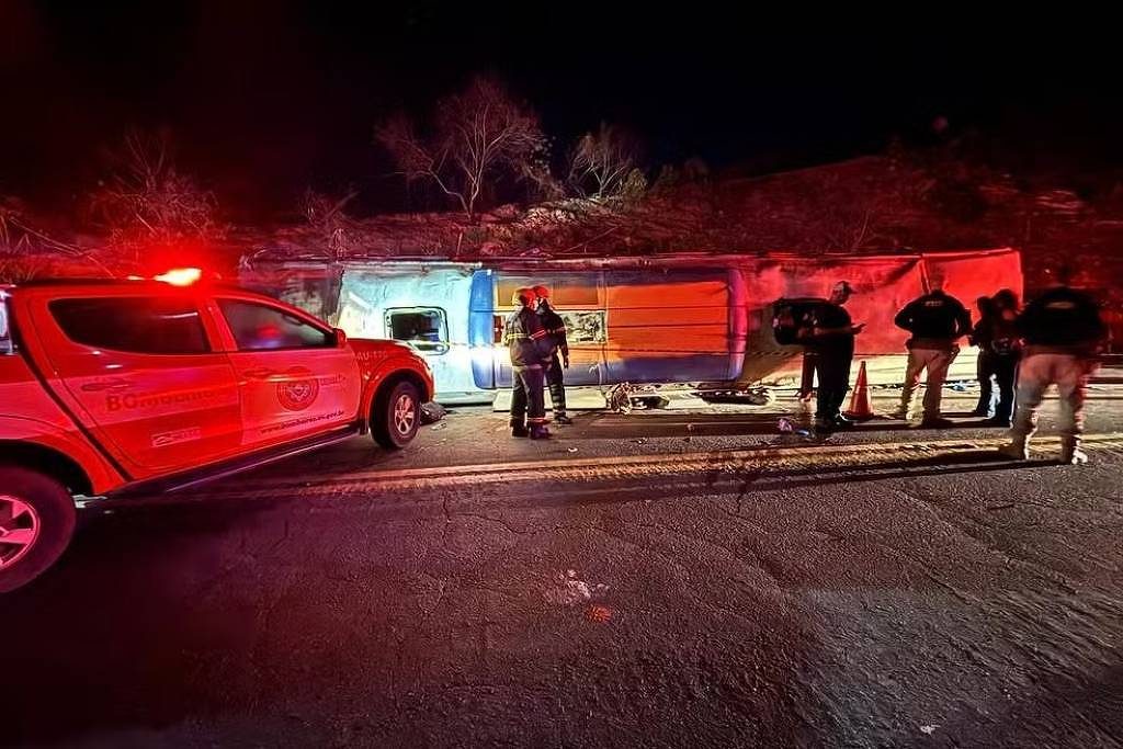 Ônibus de turismo capota na BR-262, no Espírito Santo, e deixa 3 mortos e 44 feridos