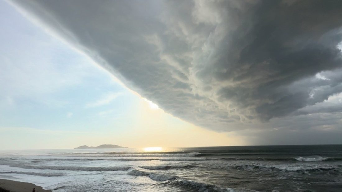 Nuvem prateleira cobre Praia do Morro das Pedras e anuncia tempestades em Florianópolis