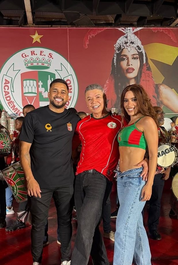 Anitta celebra 38 anos da Grande Rio sambando na quadra da escola após coroação como rainha de bateria