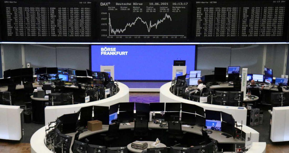 Bolsas europeias recuam 1% diante de risco fiscal e alta do petróleo