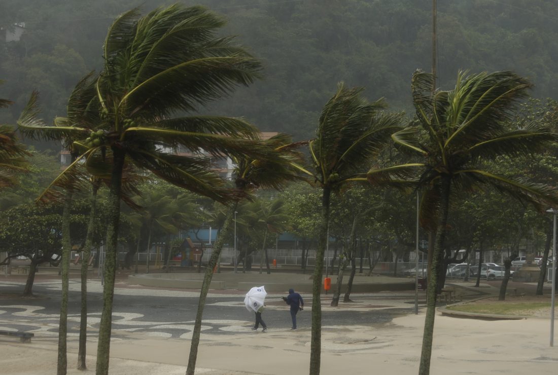 Vento forte assusta moradores do Rio durante a madrugada após alerta da Defesa Civil