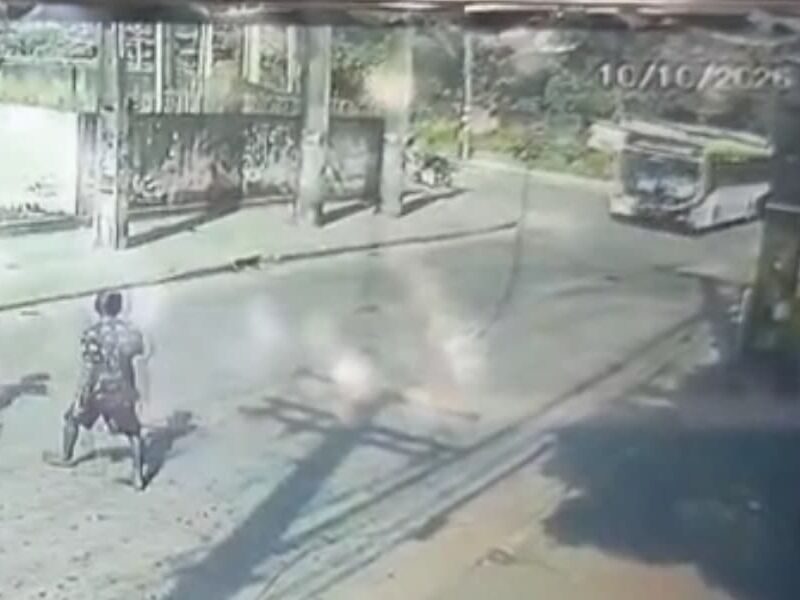 Policial em moto colide com ônibus durante perseguição em Beberibe, Zona Norte do Recife