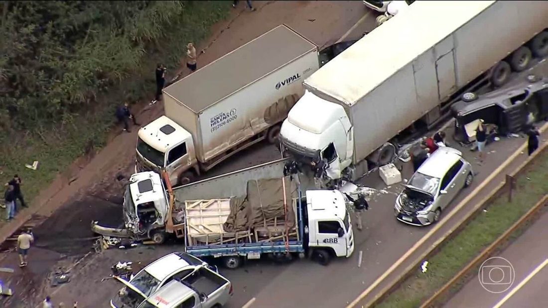 Acidente na BR-040 deixa 8 feridos e envolve 28 veículos em Minas Gerais